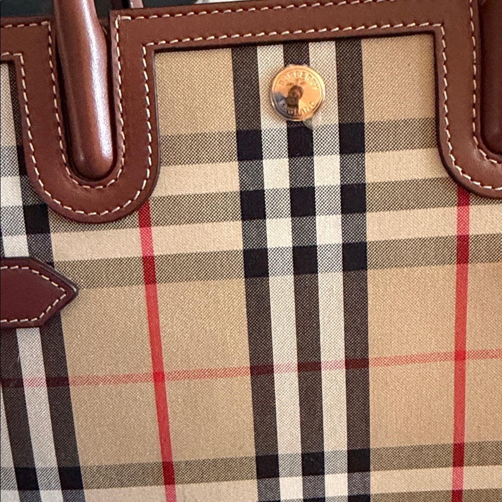 Burberry archive beige all baby tittle handbag. - Picture 4 of 15